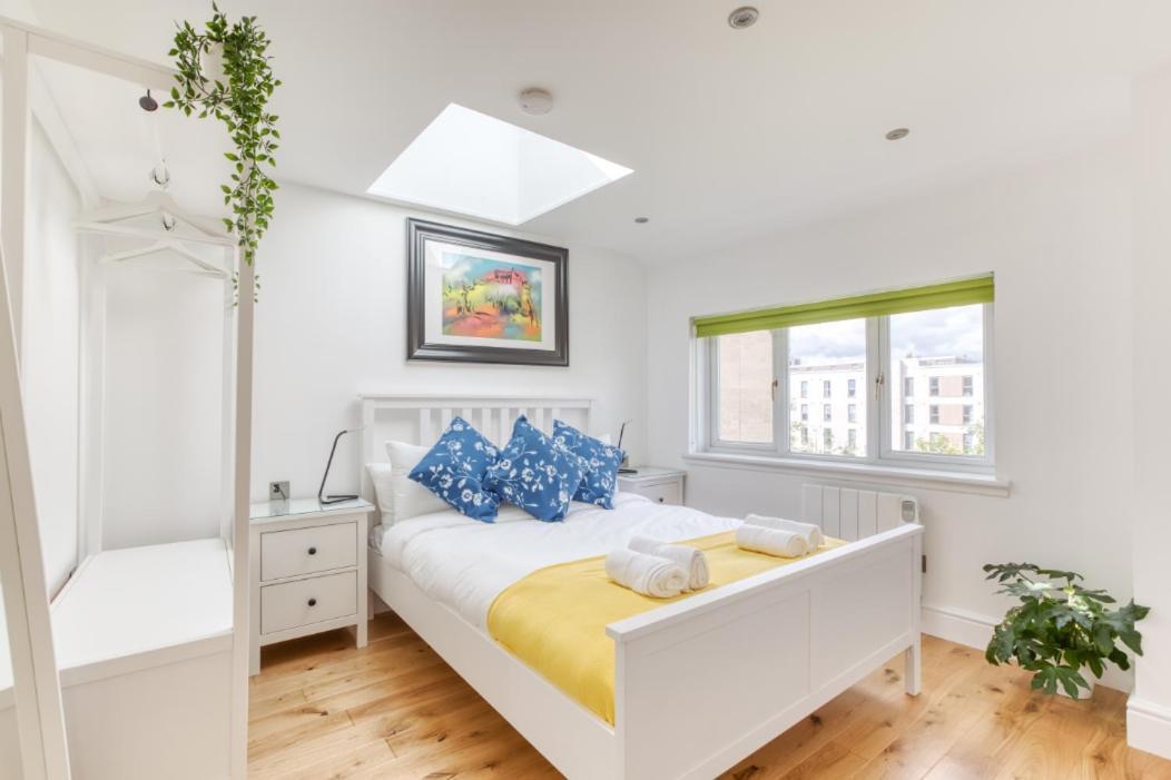 Central Bright 3 Bed Flat With Pool & Parking إدنبرة المظهر الخارجي الصورة